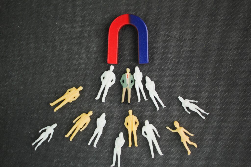 tronos Nudné PDF e-booky sú mŕtve: 4 typy lead magnetov, za ktoré ti ľudia v roku 2026 s radosťou dajú e-mail 2 magnet attracting miniature figures on dark backgr 2026 03 20 00 26 14 utc tronos
