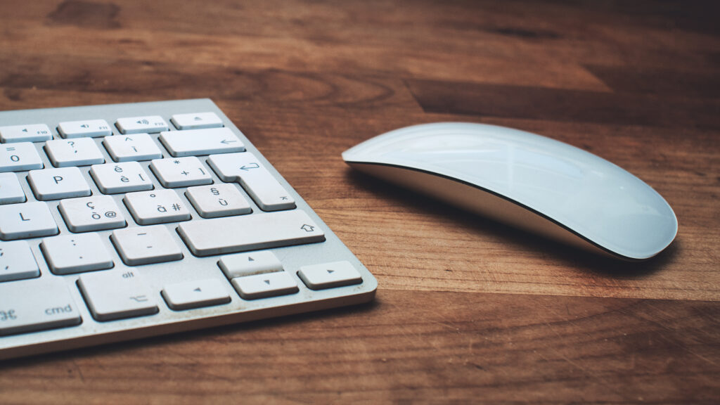 white mouse and keyboard on wooden table 2026 03 09 01 53 08 utc tronos