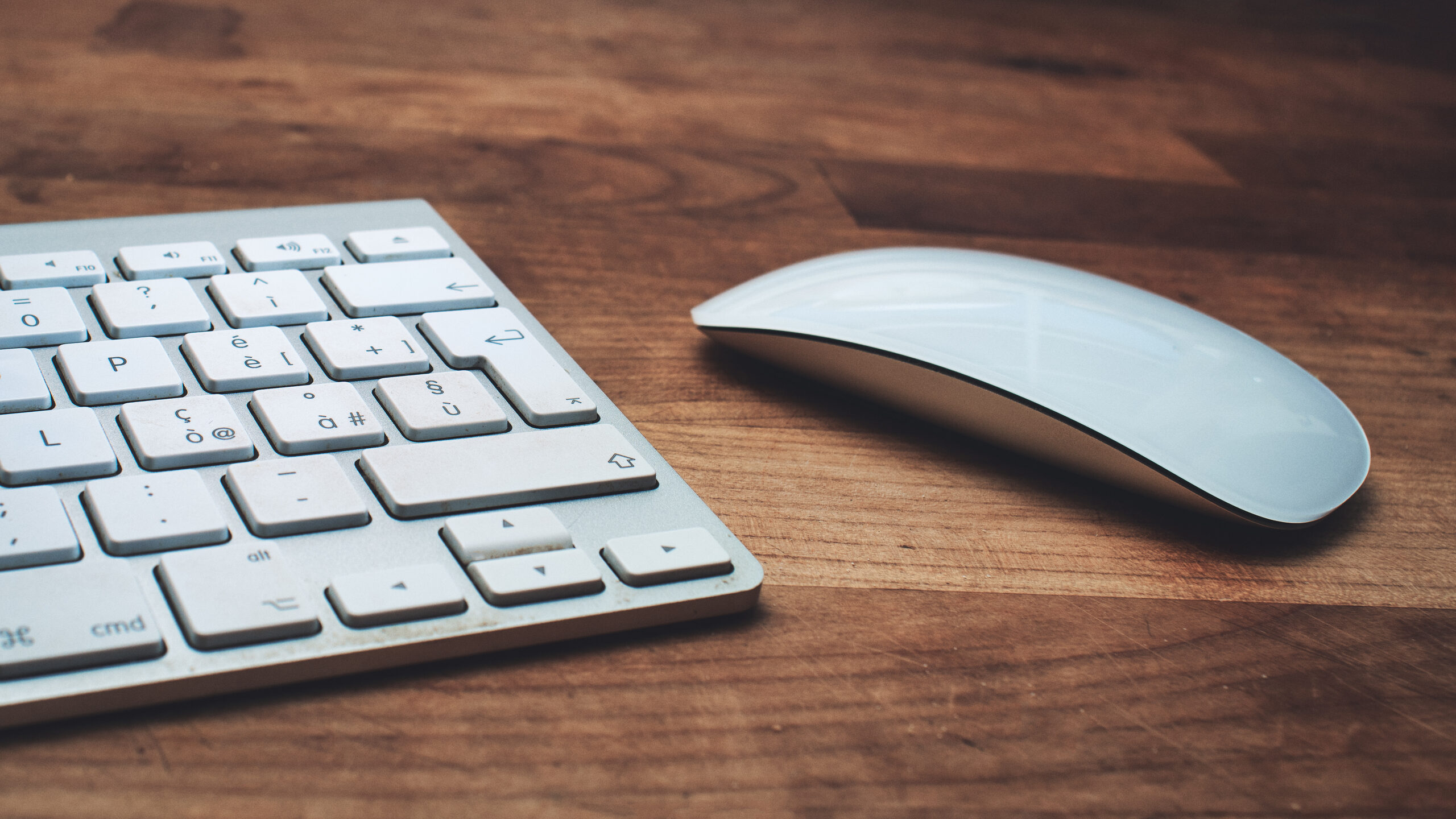 tronos Domov 5 white mouse and keyboard on wooden table 2026 03 09 01 53 08 utc scaled tronos