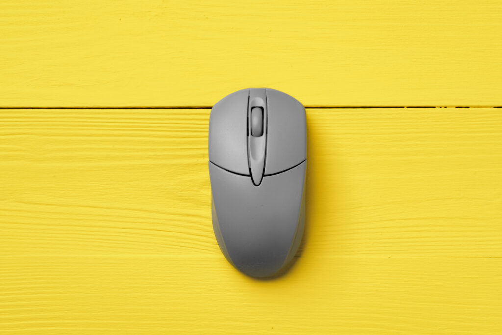 tronos Atribúcia postavená na hlave: Prečo v roku 2026 končí meranie „posledného kliku“ a ako funguje Marketing Mix Modeling 4 gray computer mouse on yellow background top view 2026 03 23 23 48 52 utc tronos