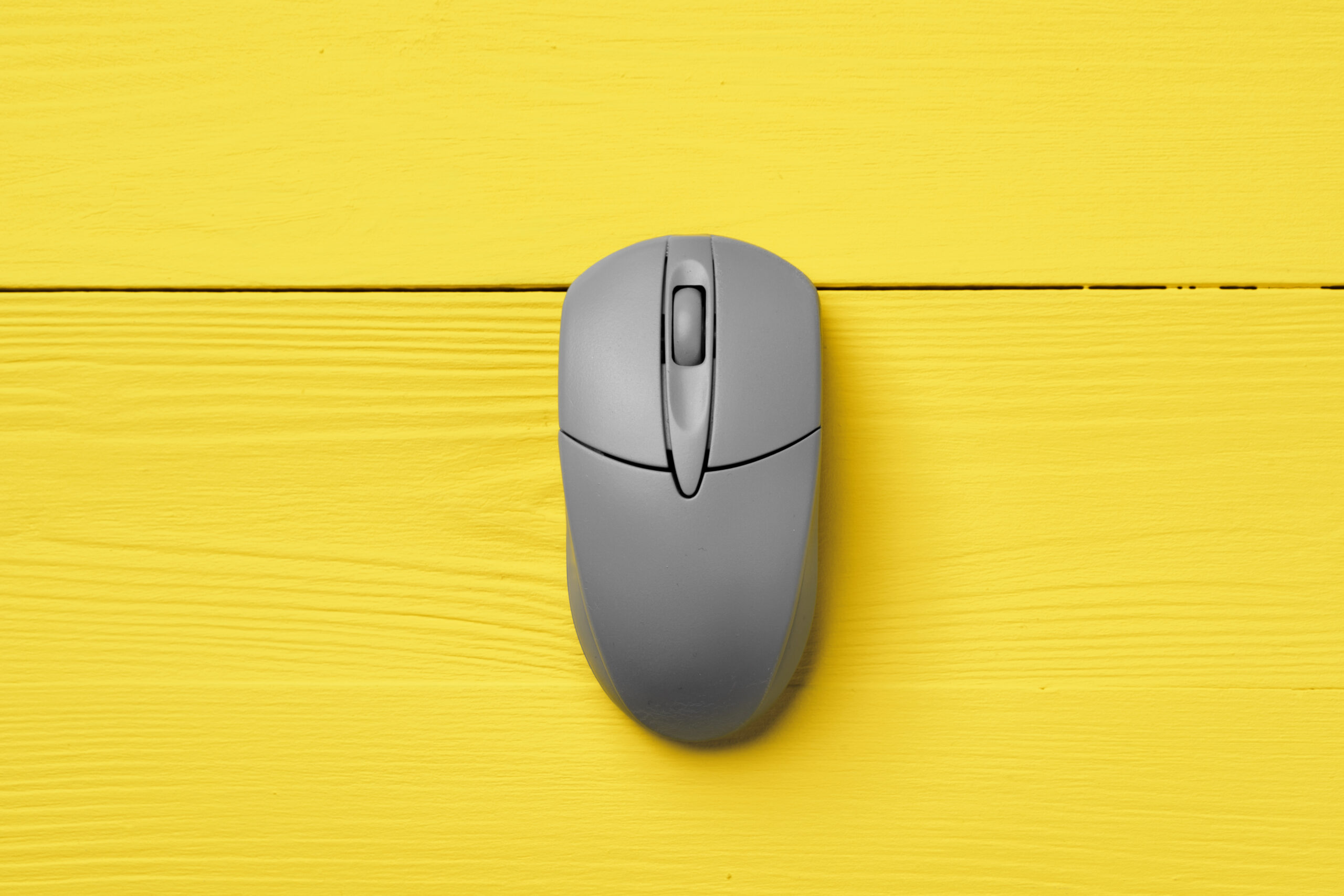 tronos Domov 5 gray computer mouse on yellow background top view 2026 03 23 23 48 52 utc scaled tronos