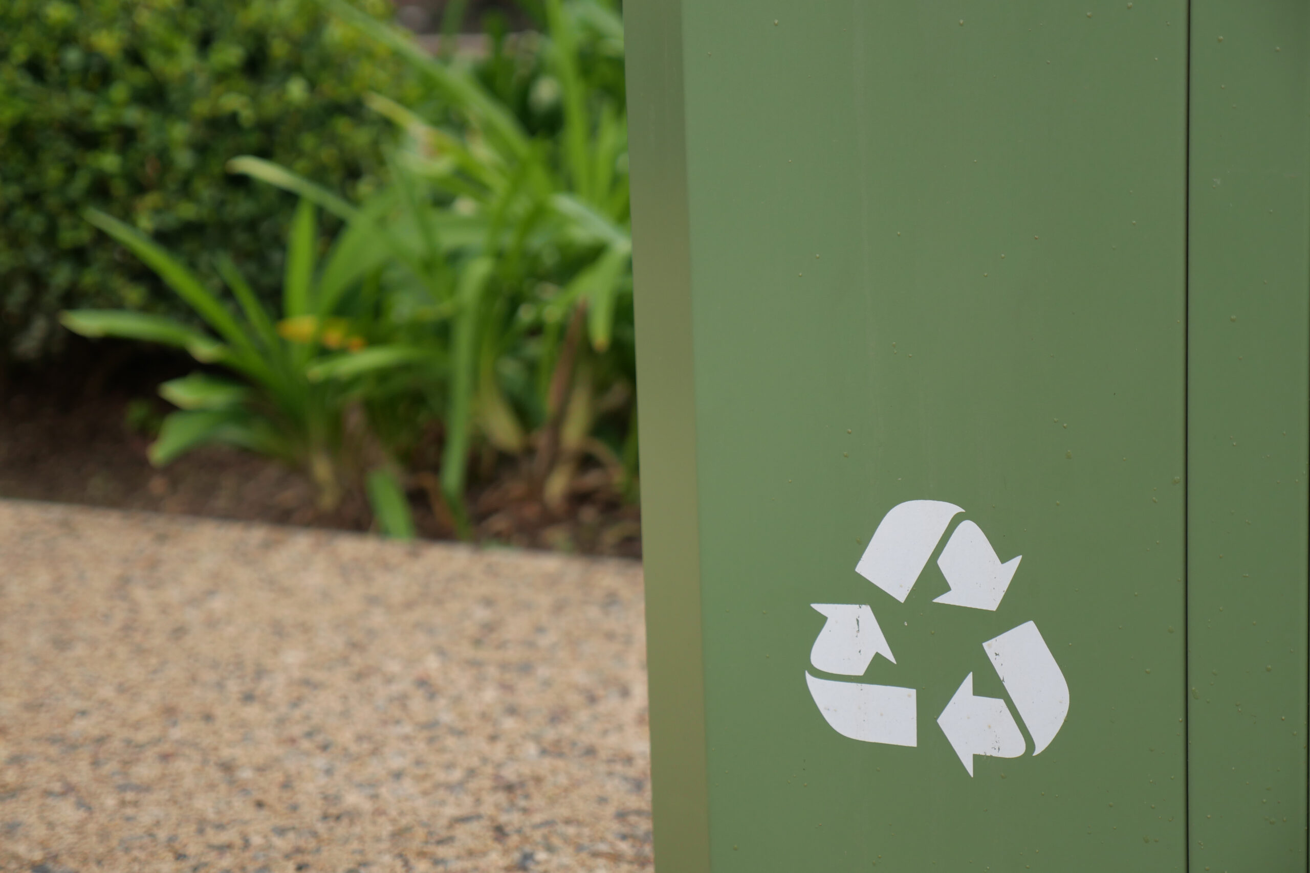 tronos Domov 5 green recycling bin stands near bushes in a park a 2026 03 24 23 15 27 utc scaled tronos