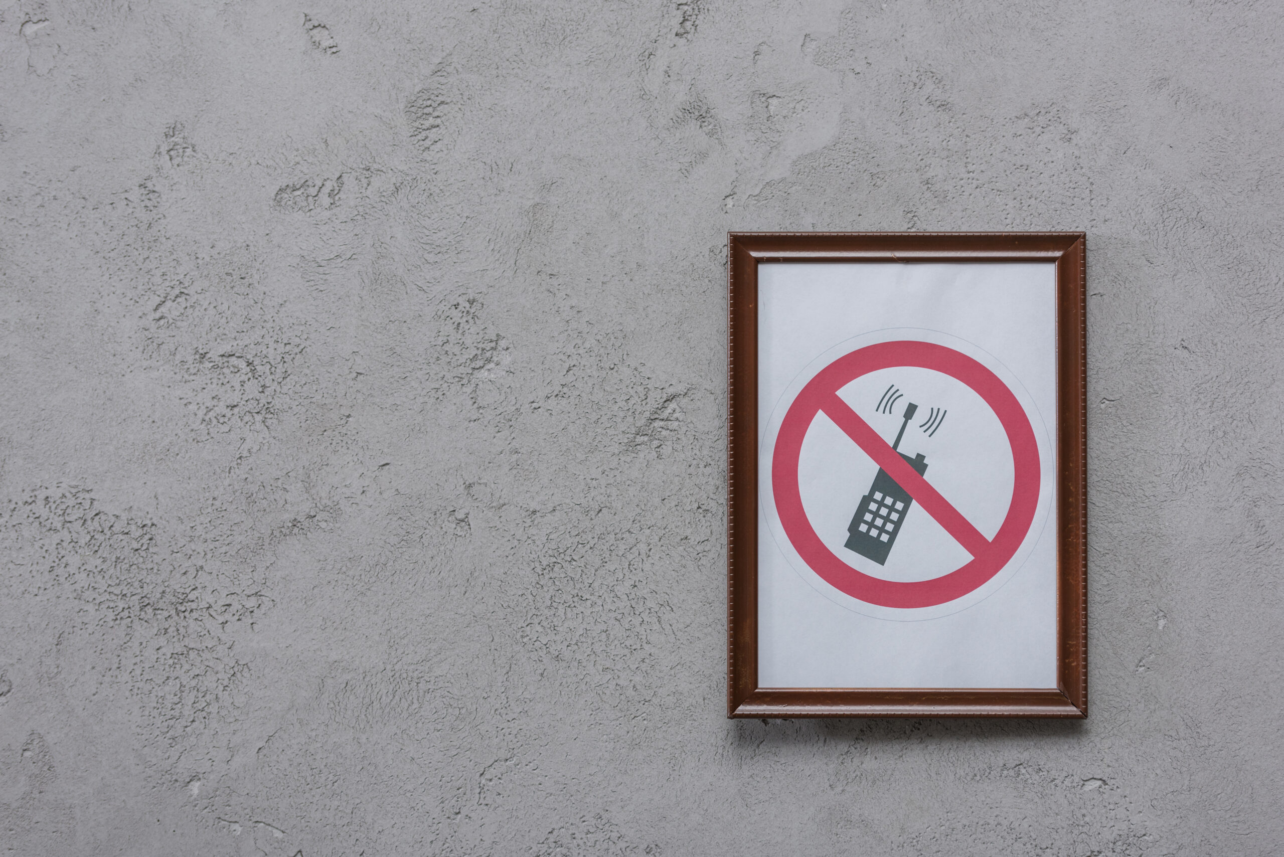 no mobile phone sign on concrete wall 2026 09 22 21 09 35 utc scaled tronos